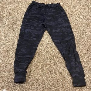 ALPHALETE V2 BLACK CAMO JOGGERS